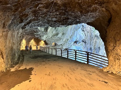 Tunnel of Nine Turns